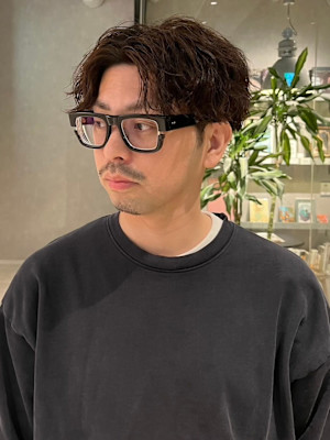 ツイストスパイラルパーマ　束感　センターパート　ツーブロック