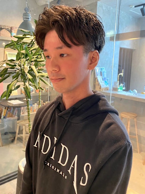 センターパート　ツーブロック　メンズカット　ブラウンカラー