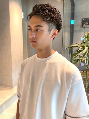 ツイストスパイラルパーマ　束感　刈り上げ　アップバング