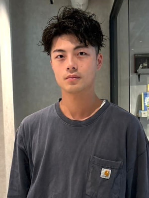 メンズショート　センターパート　ニュアンスパーマ　刈り上げ