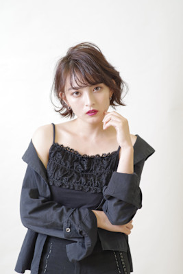 スロウカラーのダークアッシュボブ