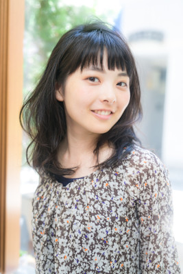 前髪は短くシースルー風ナチュラルミディアム