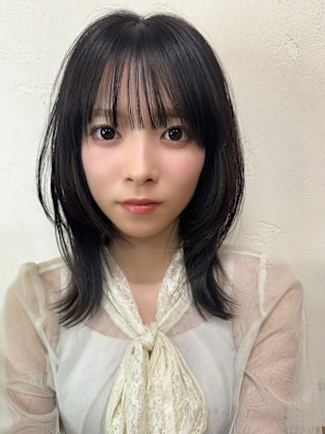 スタイリングが簡単なミディアムレイヤー