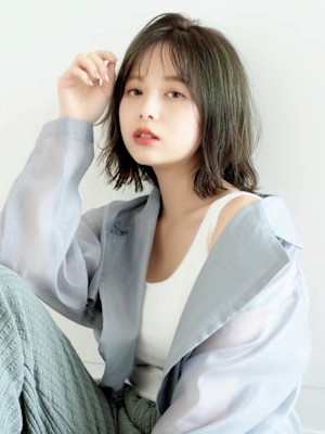 外ハネくびれミディ