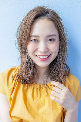 外ハネくびれミディ