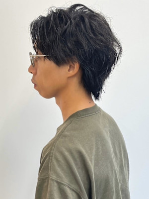 ナチュラルパーマ　メンズウルフ　センターパート　ゆるめパーマ