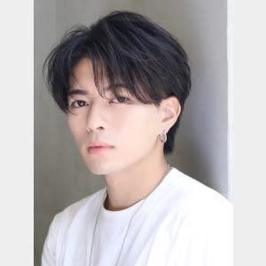 毛流れ　 センターパート　 黒髪　ツーブロック　刈り上げ