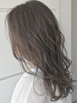 細かいハイライト入れた透明感グレージュカラー