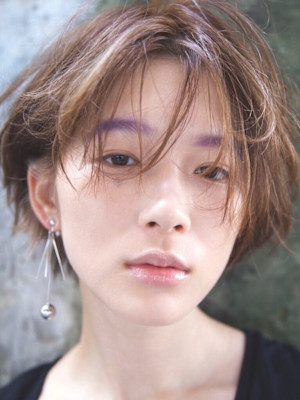 ラフなセンターパートで色っぽく