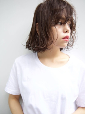 毛先のカールで揺れるボブ/keshiki大名