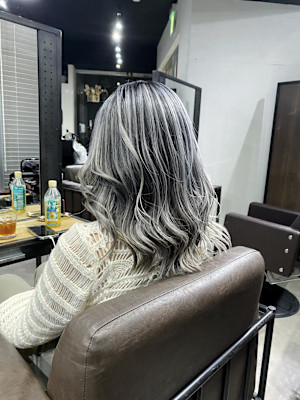 外国人風バレイヤージュ　ハイライトカラー　アッシュベージュ