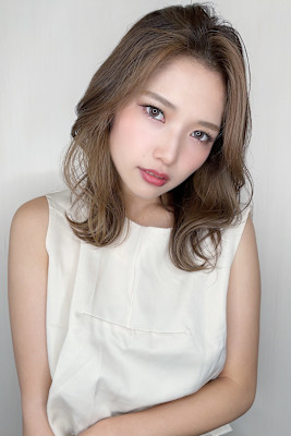 柔らかく上品なレイヤードスタイル