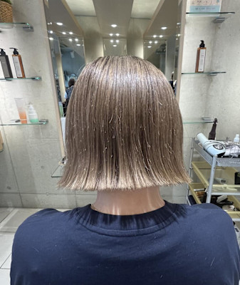 洋服にも合わせやすいミルクティーカラー