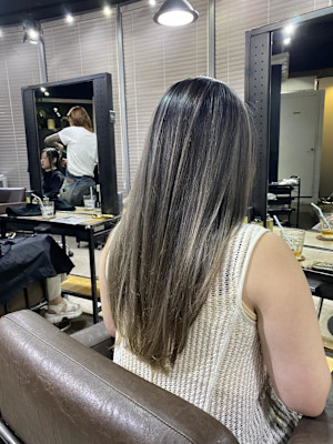 外国人風バレイヤージュ　ハイライトカラー　アッシュベージュ