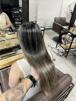 外国人風バレイヤージュ　ハイライトカラー　アッシュベージュ