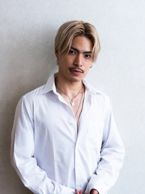 大人の男の色気×アレンジ自在の旬なセンターパート