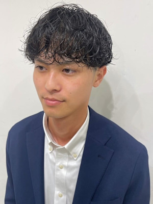 波巻きパーマ　ミニマッシュ　ビジネス　20代　30代　束感