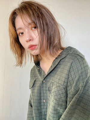 髪質改善　ミルクティーベージュ　ミディアムレイヤー