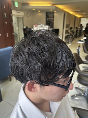 	スーツ短髪ツーブロック束感モテる黒髪シークレットパーマ流行