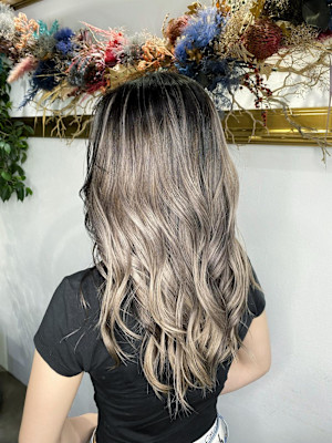 外国人風バレイヤージュ　ハイライトカラー　アッシュベージュ
