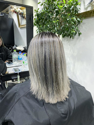 外国人風バレイヤージュ　ハイライトカラー　アッシュベージュ