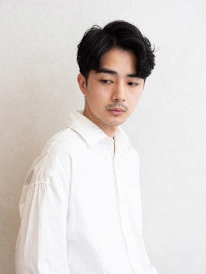 センターよりのサイドパート×ビジネスカジュアル