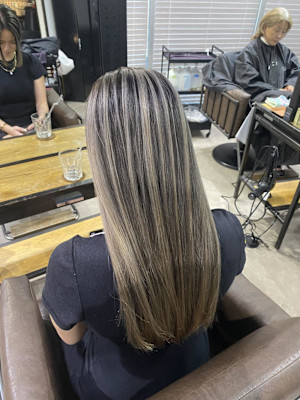 外国人風バレイヤージュ　ハイライトカラー　アッシュベージュ