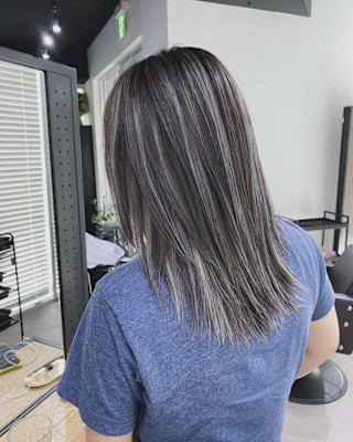 外国人風バレイヤージュ　ハイライトカラー　アッシュベージュ