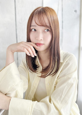 シースルーバングのナチュラルストレート