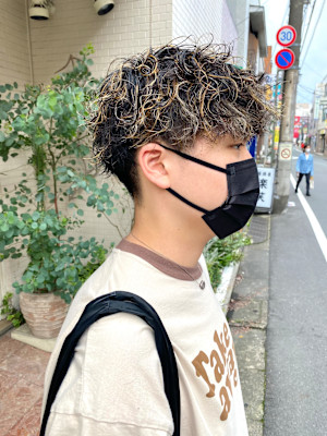 2024年大流行メンズ髪形ハイライトツイストスパイラルパーマ