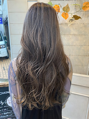 2025年流行カラーネイビーグレージュ前髪イメチェン赤羽岩淵