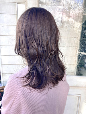 バイオレットブラウン血色が良く見えるキレイなロングヘア