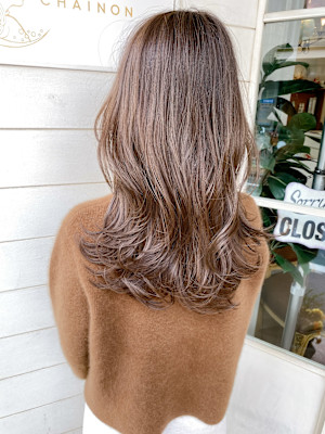 大人気くびれロングレイヤー明るめマロンカラーで軽やかに