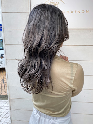 バイオレットグレージュでブリーチ抜けてもキレイなロングヘア