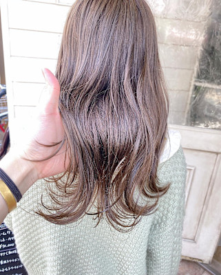 ロングレイヤー人気あご下からたっぷり入れたレイヤーで小顔効菓