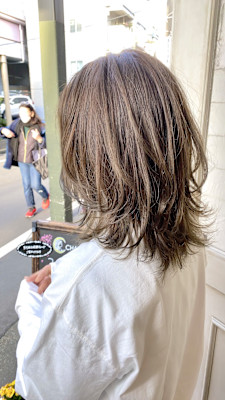 大人気ヘアカラー透明感カラーカーキグレージュウルフミディアム
