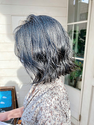 ネイビーカラーブルーブラックブリーチなしミディアムウェーブ