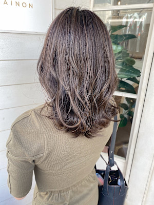 丸顔ベース顔に似合う髪型鎖骨下くびれミディアム