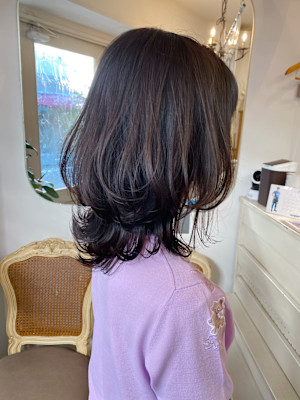 2024年東京美容室人気ヘアスタイル黒髪くびれミディアム