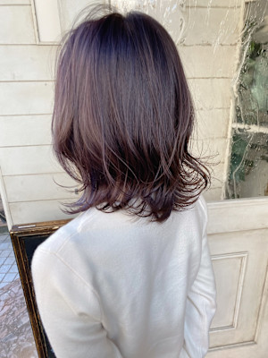 動きの出るミディアムヘア空気感暖色系カラー