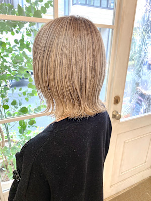 美容室赤羽店ハイトーン前髪なしハンサムくびれ切りっぱなしボブ