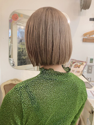 切りっぱなしプツッとボブ2024人気ツヤイルミナカラー