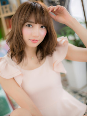 くせ毛風ラフニュアンス前下がり斜めバング　マロンブラウン