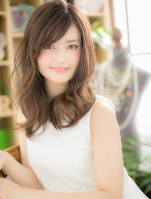 斜めバングカーキベージュくせ毛風ストカール　レイヤーパーマ