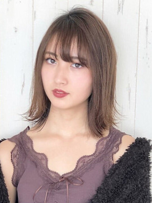 ミディアム　外はねストレート