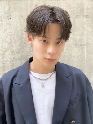 センターパートで作る爽やかニュアンスパーマ