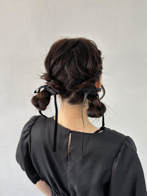 ツインシニヨンアレンジ/リボンアレンジ/結婚式お呼ばれヘア