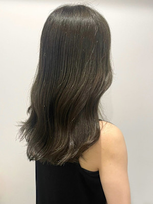 オリーブアッシュベージュ　セミロング　レイヤーカット　艶髪