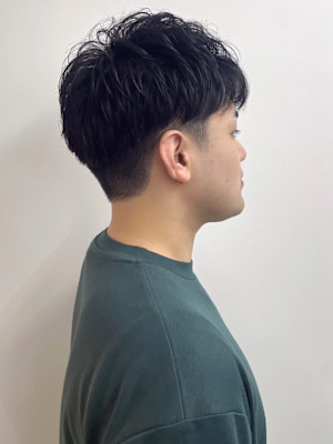 刈り上げツーブロック　ダウンパーマ　黒髪ショートパーマ