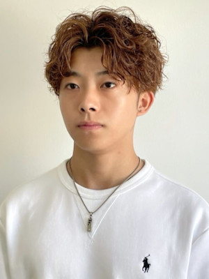 ナチュラルパーマ　ベージュカラー　センターパートマッシュ